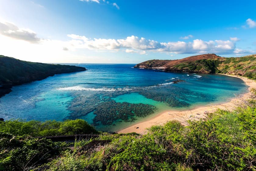 窓仕様】エメラルドのハナウマ・ベイと常夏の雲 ハワイ オアフ島 壁紙